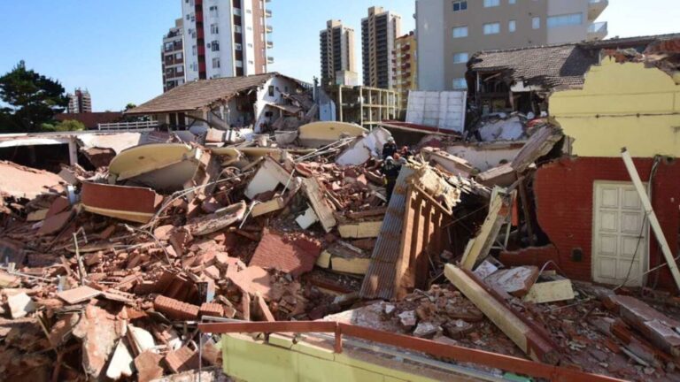 Bomberos de 25 de Mayo participan en el operativo de rescate tras derrumbe en Villa Gesell