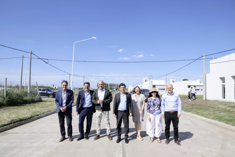 Axel Kicillof entregó 60 viviendas a familias de Pehuajó