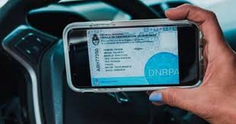 Cómo autorizar a un tercero a manejar mi auto sin cédula azul