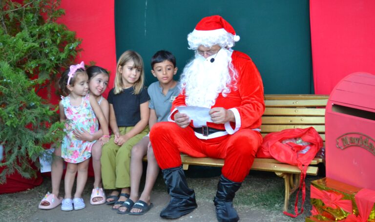 Papá Noel escuchó el deseo de cada niño y recibió sus cartas con espíritu mágico y alegría