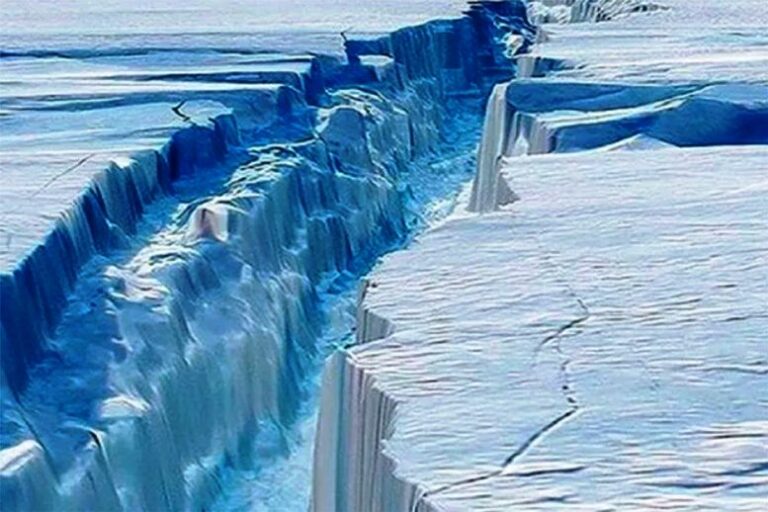 El iceberg más grande del mundo se desprendió de la Antártida y navega libre por el océano