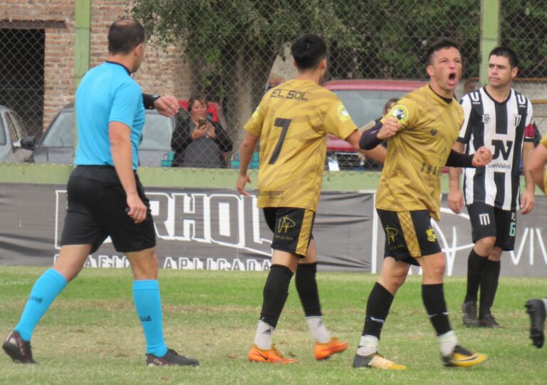 Once Tigres va a French mirando la punta, que es exclusiva de Atlético Naón