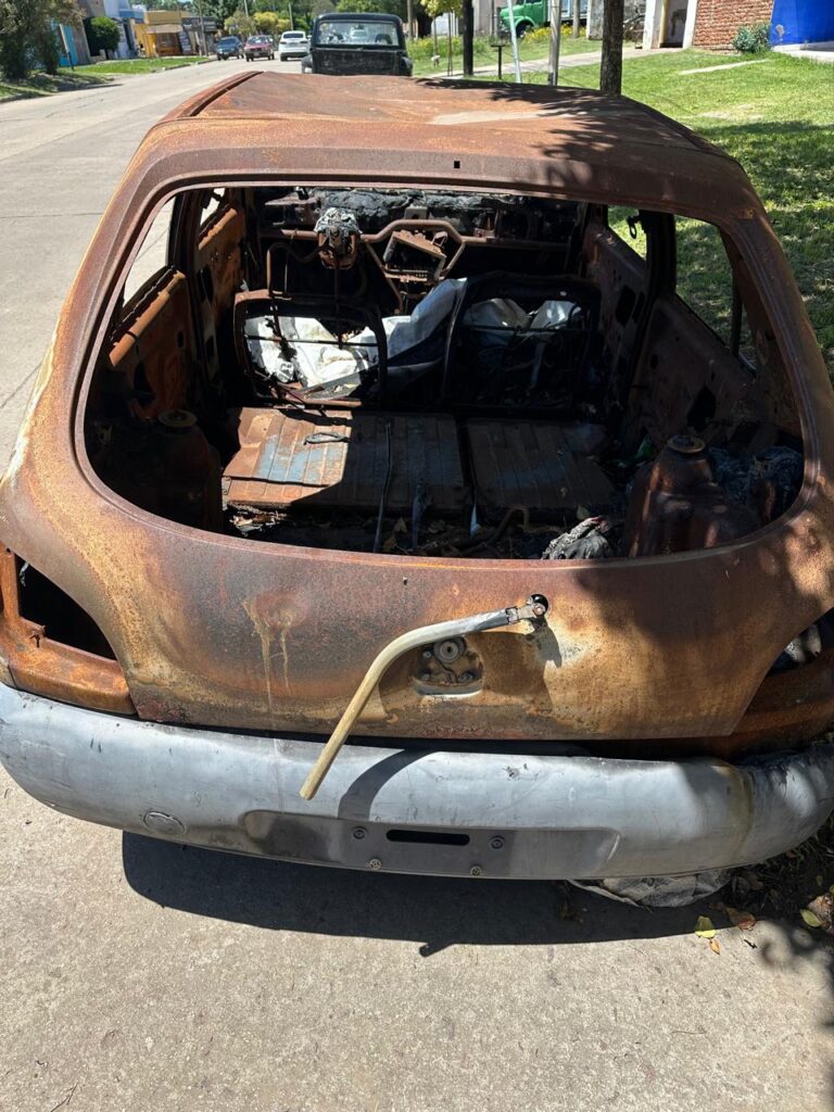 Vecinos solicitan el retiro de un automóvil siniestrado abandonado en la vía pública