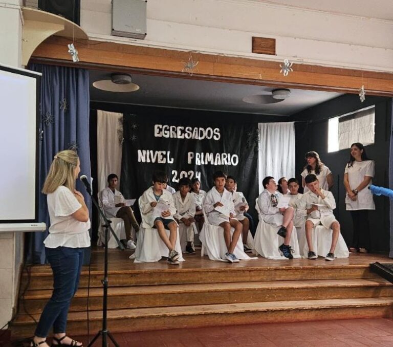 María José Gentile asistió al acto de fin de curso de la Escuela N°501