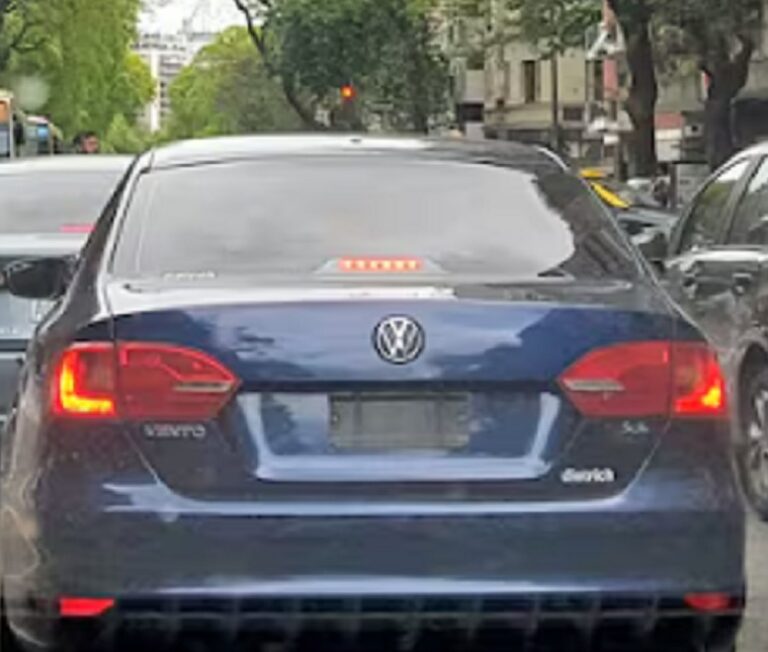 La Defensoría del Pueblo exige una solución definitiva a la entrega de chapas patentes metálicas para vehículos y motos