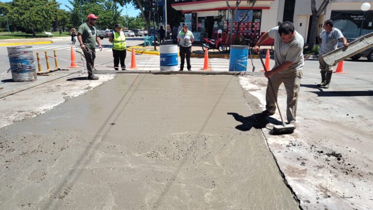 Obras de bacheo en Avda. Mitre a la altura de Hipólito Yrigoyen