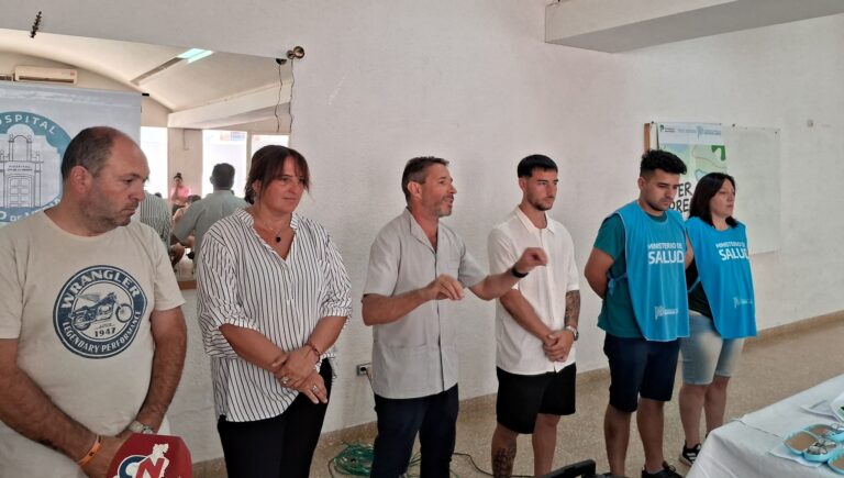 Entrega de anteojos a niños de edad escolar en el Hospital Julio de Vedia
