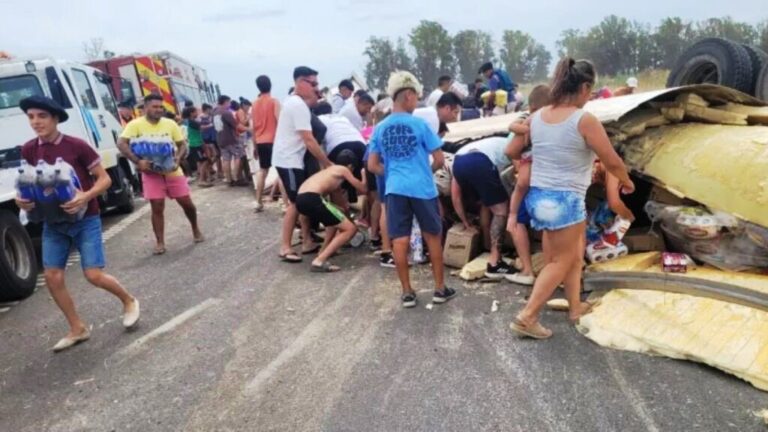 Es saqueada la carga de un camión que tras volcar muere su conductor
