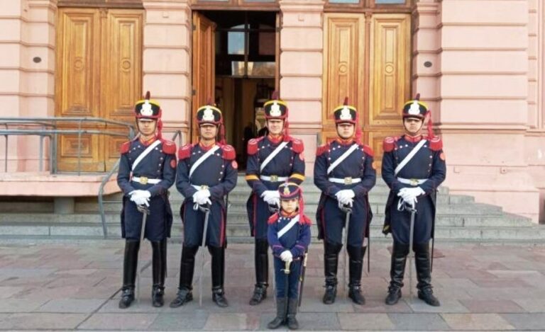 Lorenzo, el Granadero más pequeño del país: un niño de 7 años que sueña con San Martín