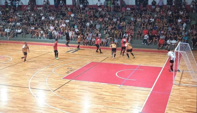 Futsal: con partidos muy disputados anoche se jugaron los octavos de final