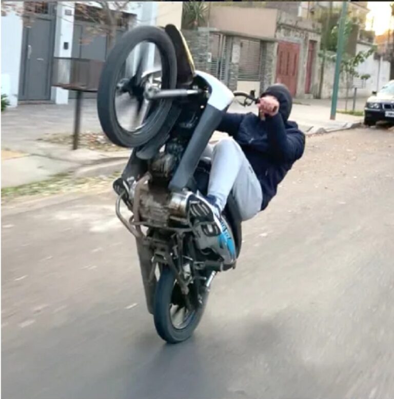 Allanamientos por destrezas peligrosas y ruidos molestos: secuestran 13 motocicletas en operativos de tránsito