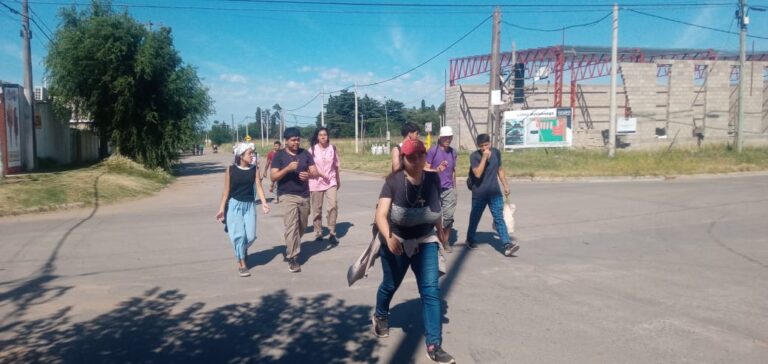 Cincuenta jóvenes caminan misionando por Barrios Unidos