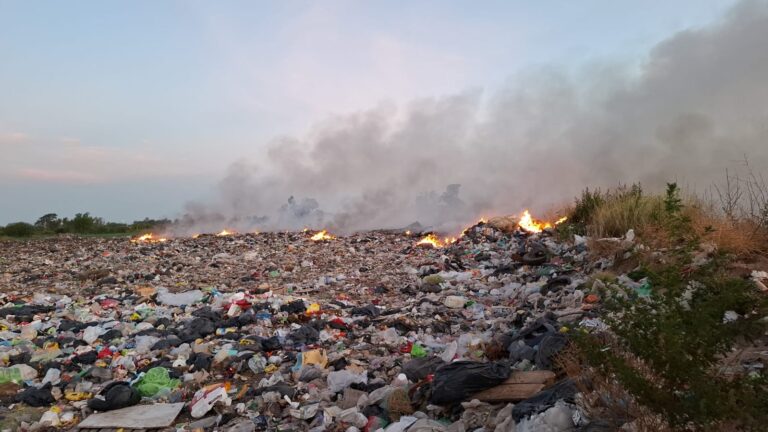 Humo que se expande de un incipiente fuego del basural llegó al centro de la cuidad