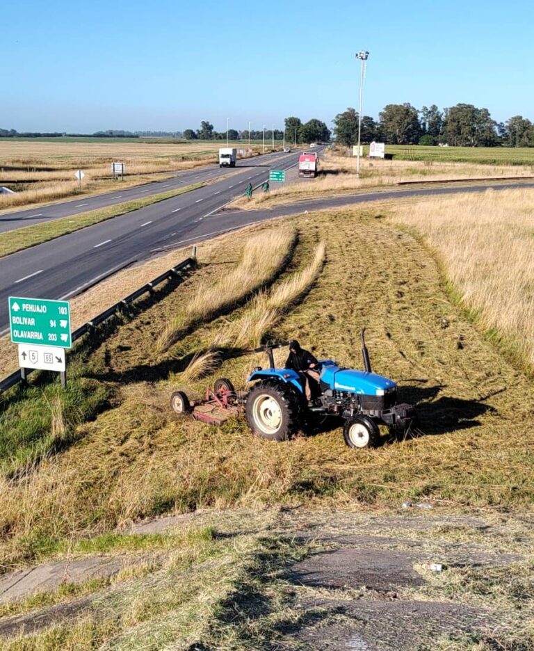 Nueve de Julio: Comienza la limpieza de banquinas en la Ruta 5 y Ruta 65 tras falta de respuesta de la concesionaria del peaje