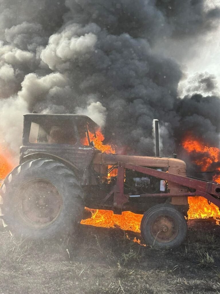 Tomo fuego un predio y alcanzó a maquinarias agrícolas