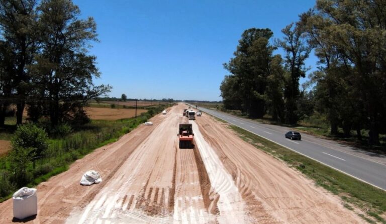 Mucha movilización de suelo en la ruta 5 entre Mercedes y Suipacha