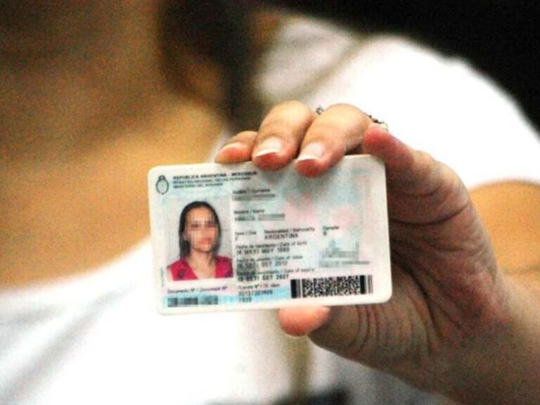 El Gobierno analiza eliminar el DNI no binario por decreto y define los cambios a la figura de femicidio