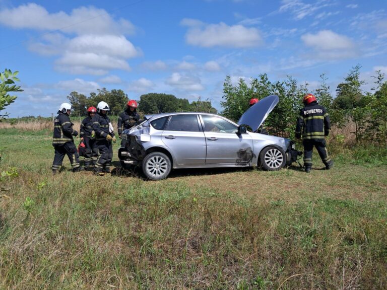 Accidente en la Ruta 5: Automovilista colisionó con dos camiones y terminó en la banquina