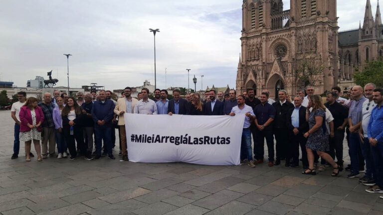 Denuncian a Milei de desviar el dinero recaudado para rutas y no repararlas
