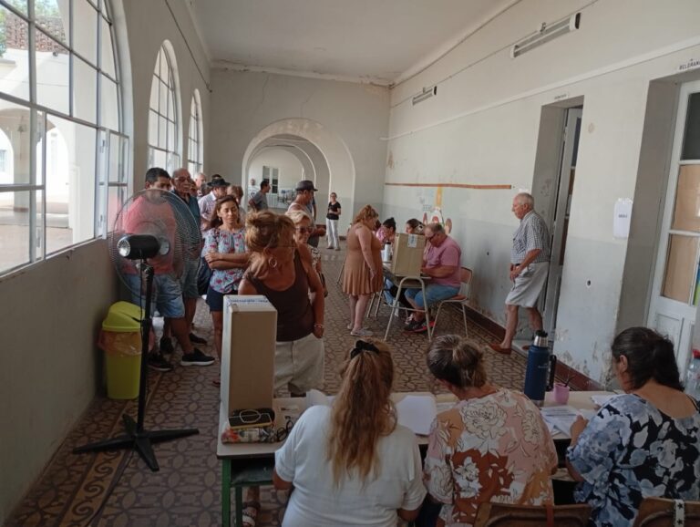Los vecinos se movilizan en las Delegaciones donde se vota