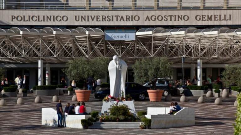 Francisco se encuentra estable en el Policlínico Agostino Gemelli debido a una bronquitis