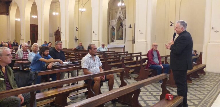 Unos 60 ‘Madrugadores del 9’ rezaron en la catedral con la presencia del obispo de Nueve de Julio