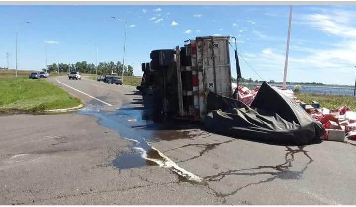 Accidente en el cruce de las rutas 226 y 86: un camión volcó y cortó el tránsito durante varias horas