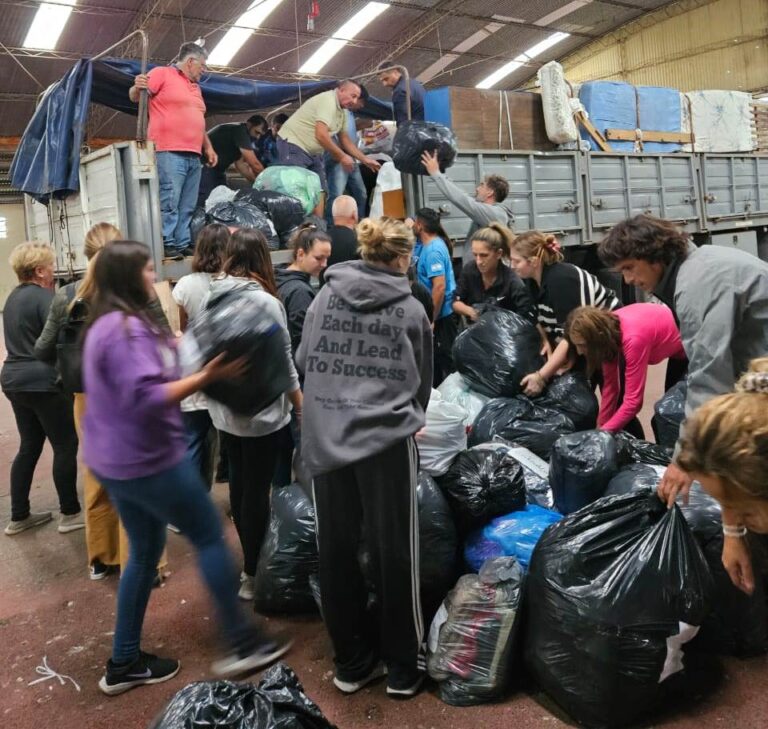 La solidaridad nuevejuliense viaja en semirremolque: un ejemplo de hermandad hacia desconocidos
