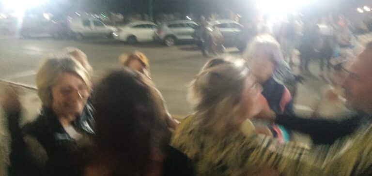 Al grito de ‘Fuera, Fuera, Bullrich, Fuera’ se manifestaron ante la Municipalidad de Nueve de Julio