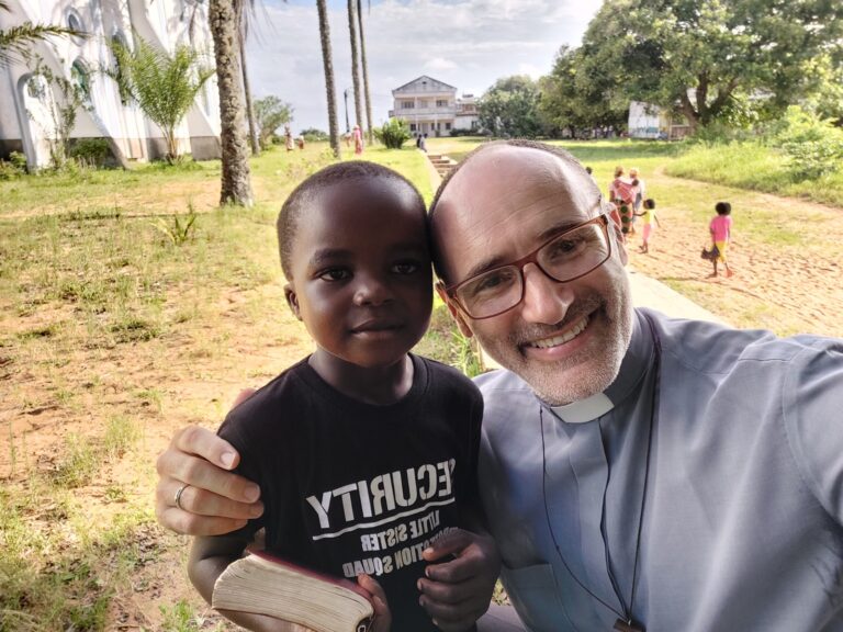 Además de crear una parroquia el padre Guillermo Gómez busca darle de comer a niños desnutridos