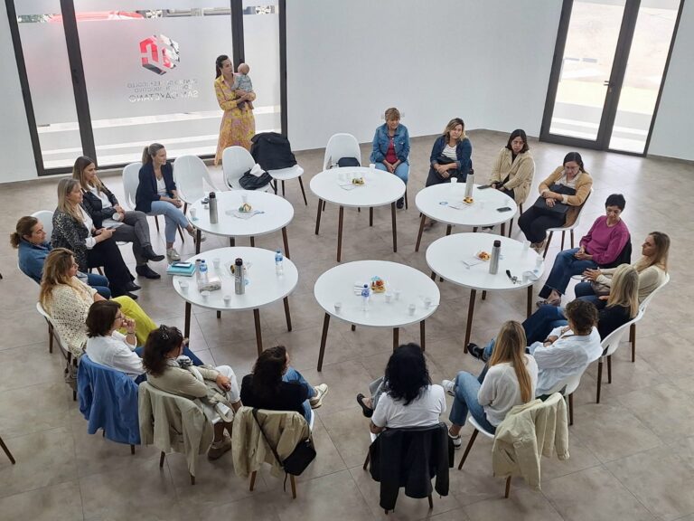María José Gentile desayuno con emprendedoras del distrito nuevejuliense