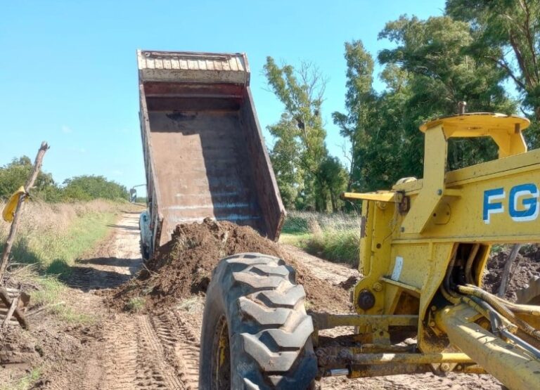 Continúan los intensos trabajos en canales y caminos