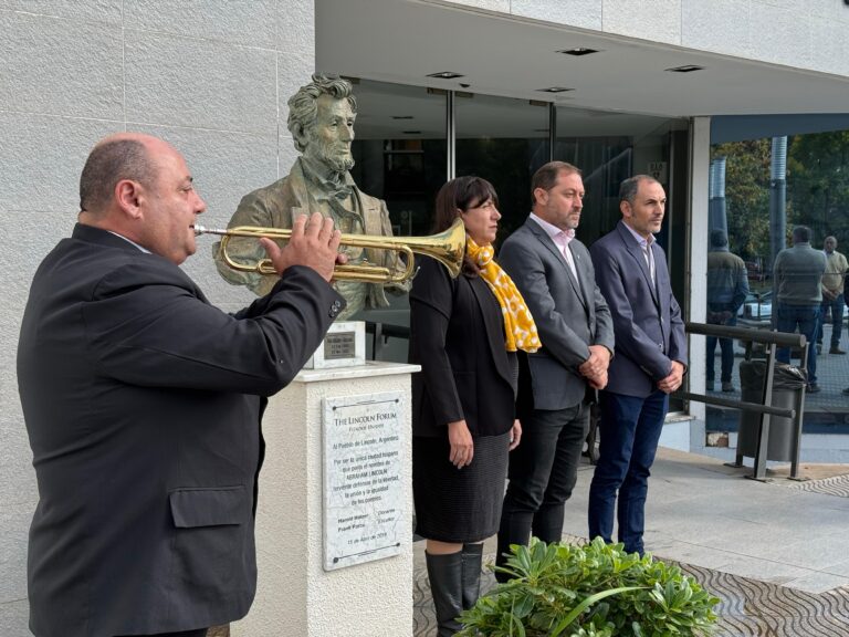 Homenaje a Abraham Lincoln en el 160° aniversario de su fallecimiento