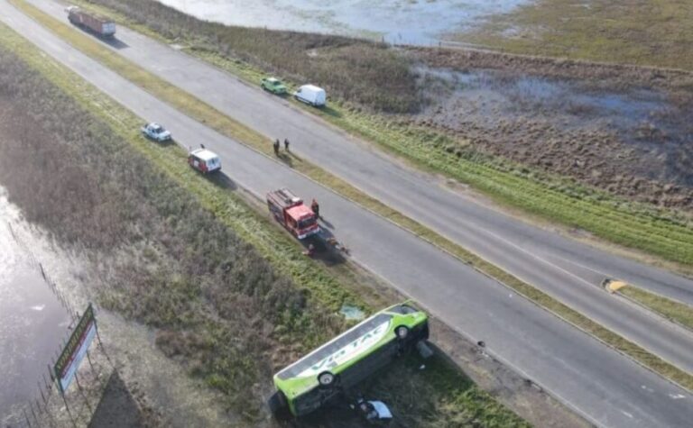 En la Ruta 51 volcó colectivo de Vía Tac y dejó al menos cinco muertos