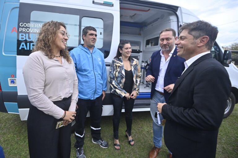 Kicillof inauguró obras en Lincoln y entregó escrituras gratuitas a casi 300 familias