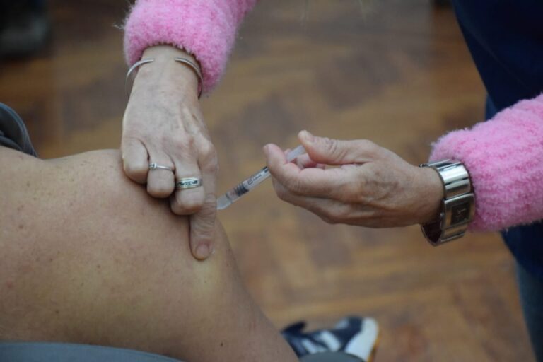 Comenzó la vacunación antigripal para adultos mayores en hogares o residencias