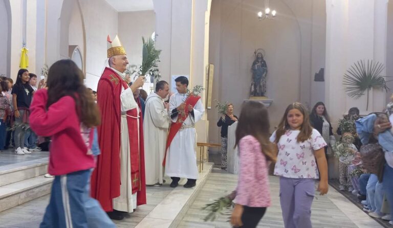 En el Domingo de Ramos el obispo desde la Catedral: “Nuestro Rey reina desde la cruz”