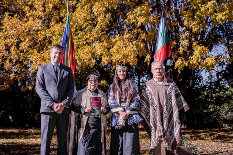 Franco Flexas presentó el diccionario mapuche “INACAFMAN KIMVN” como símbolo de respeto y reconocimiento a las raíces originarias