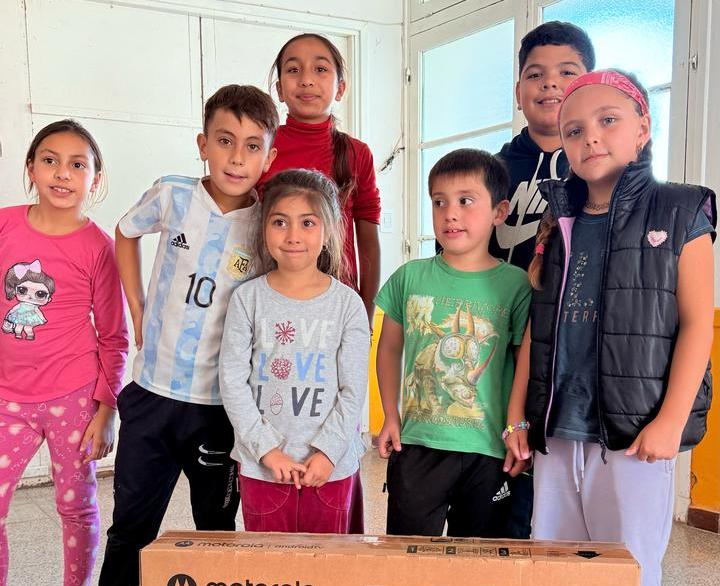 Escuela N°16 de Morea recibió donación de un televisor para proyecto educativo institucional
