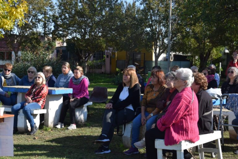 Se dictó una charla sobre alimentación saludable en la Plazoleta del Barrio Los Abuelos