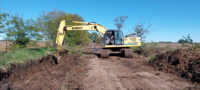 Continúan los trabajos de reconstrucción de caminos en el distrito