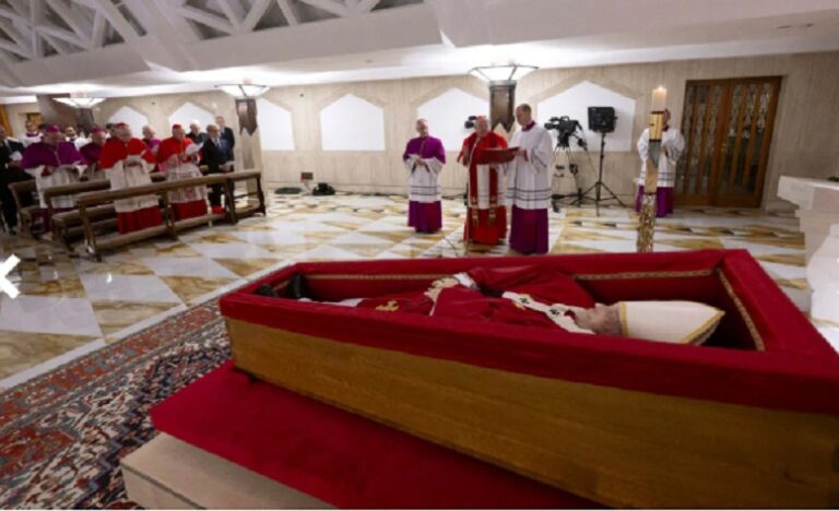 Francisco es velado en Santa Marta hasta vísperas del funeral en San Pedro