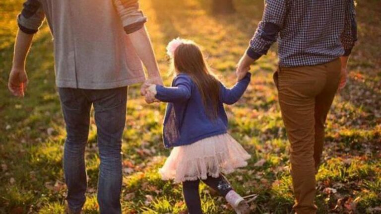 Tres abogadas nuevejulienses logran que una joven tenga legalmente dos padres y una madre