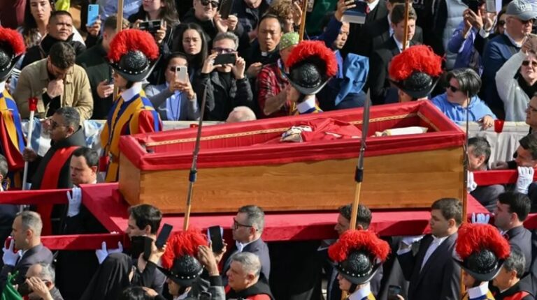 El cuerpo del papa Francisco ya descansa en la Basílica de San Pedro