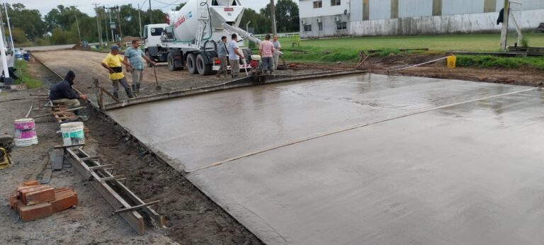 La Municipalidad de Nueve de Julio concretó una nueva cuadra de pavimento en conjunto con una empresa local