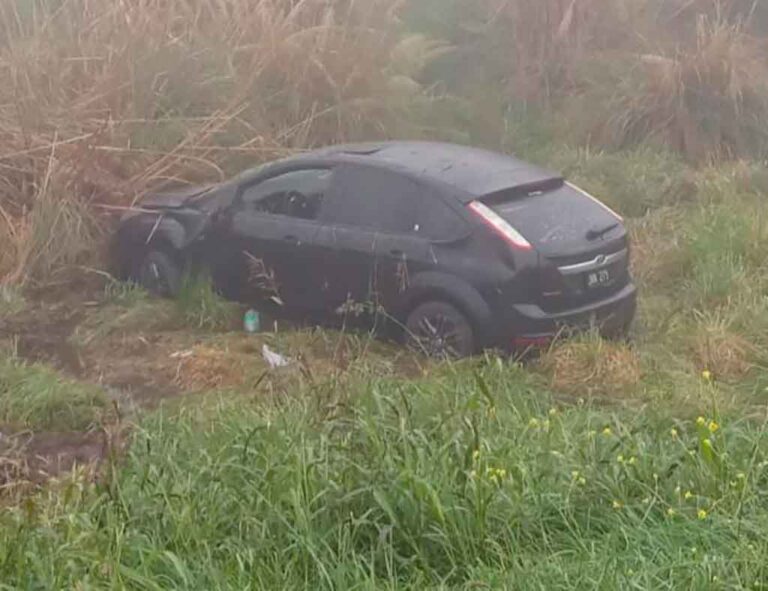 Un automóvil cayó a la banquina en la Ruta Nacional N 5