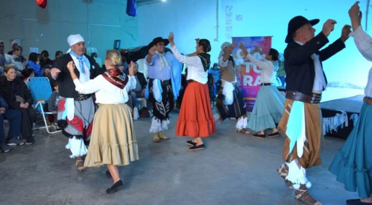 Celebración patriótica con sabor a tradición en el Club Ciclista