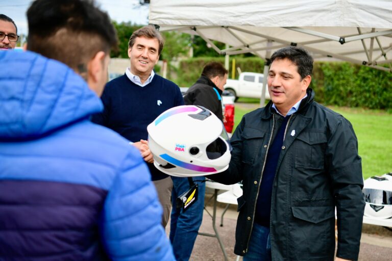 Entrega de cascos y Pases Libres a vecinos de Luján