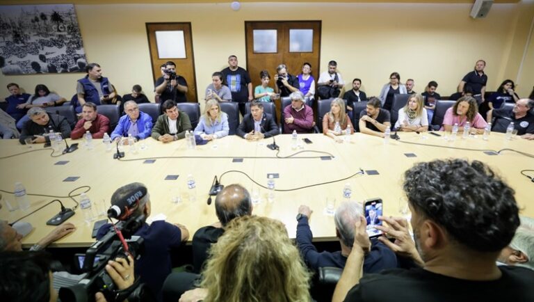 Kicillof se reunió con referentes de las centrales sindicales y apuntó contra las políticas del Gobierno nacional