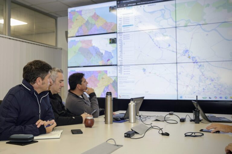 Kicillof encabezó una reunión de emergencia en Puente 12 ante el temporal que afecta a gran parte de la Provincia